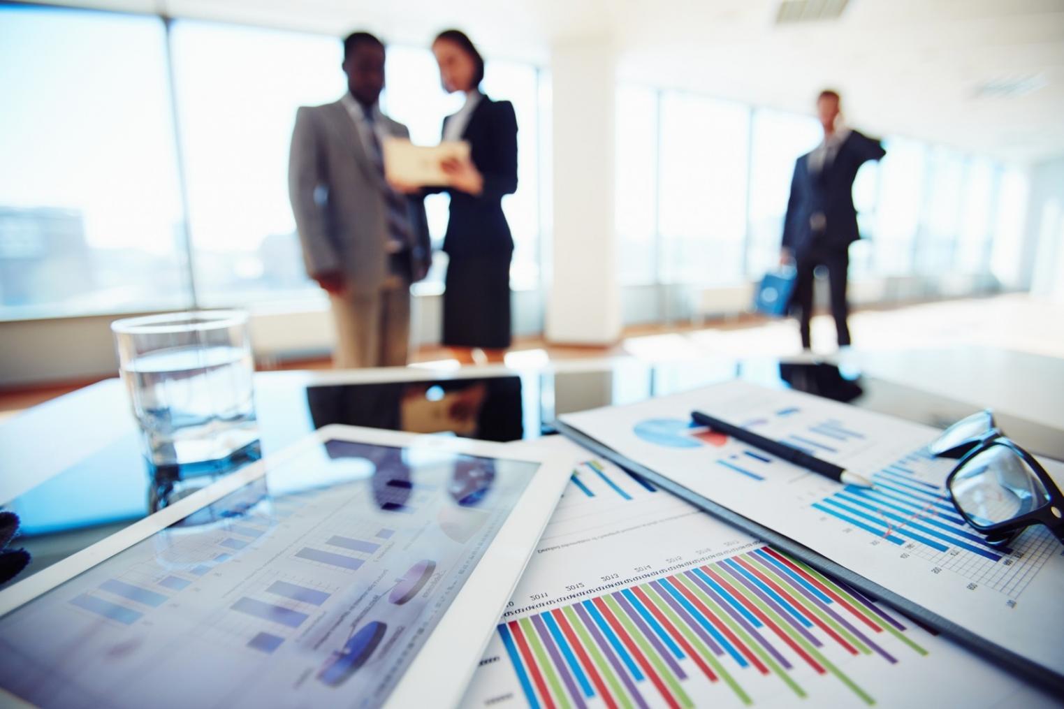 Finanzanalysten bei der Arbeit mit fortgeschrittenen Bewertungsmodellen